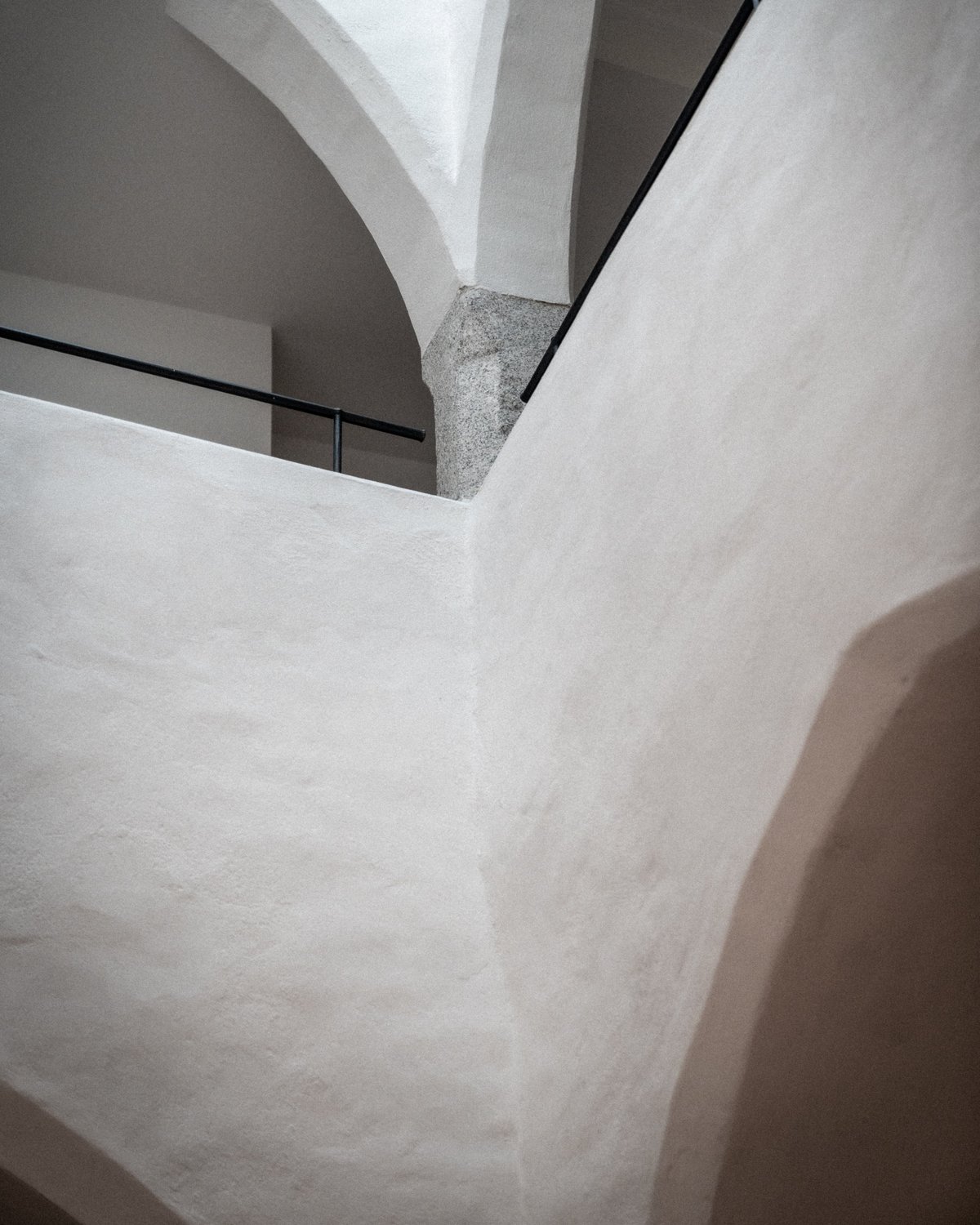 Architektonische weiße Wände und Bögen mit minimalistischem Design