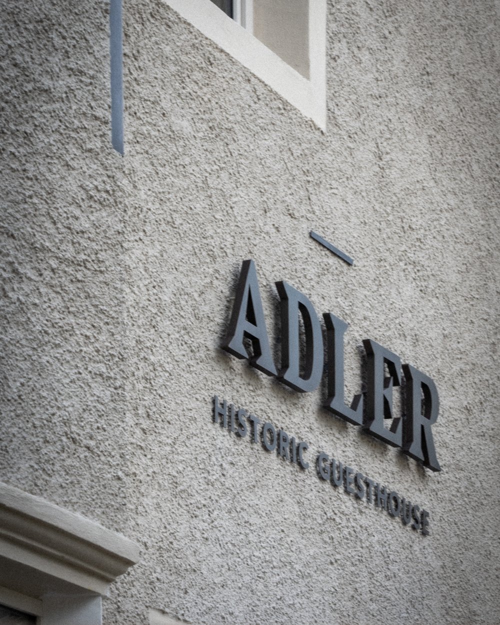 Außenwand mit dem Schriftzug ADLER Historic Guesthouse