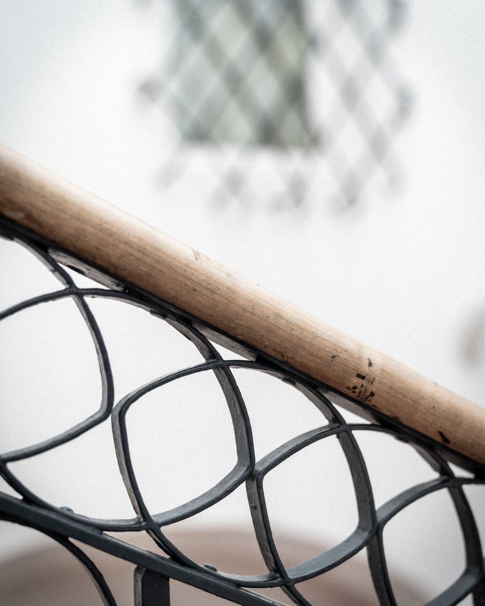 Nahaufnahme eines modernen Treppengeländers mit Holzhandlauf und Metallrahmen